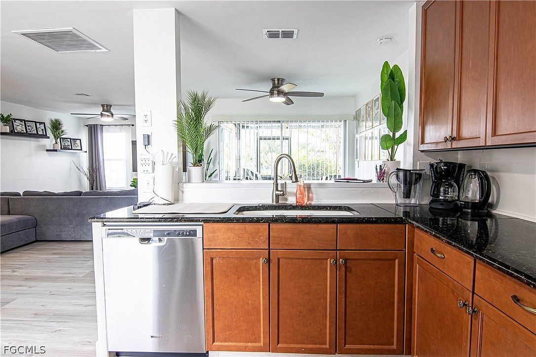 1913 SE 15th Pl Cape Coral, FL 33990 - Thumbnail 5