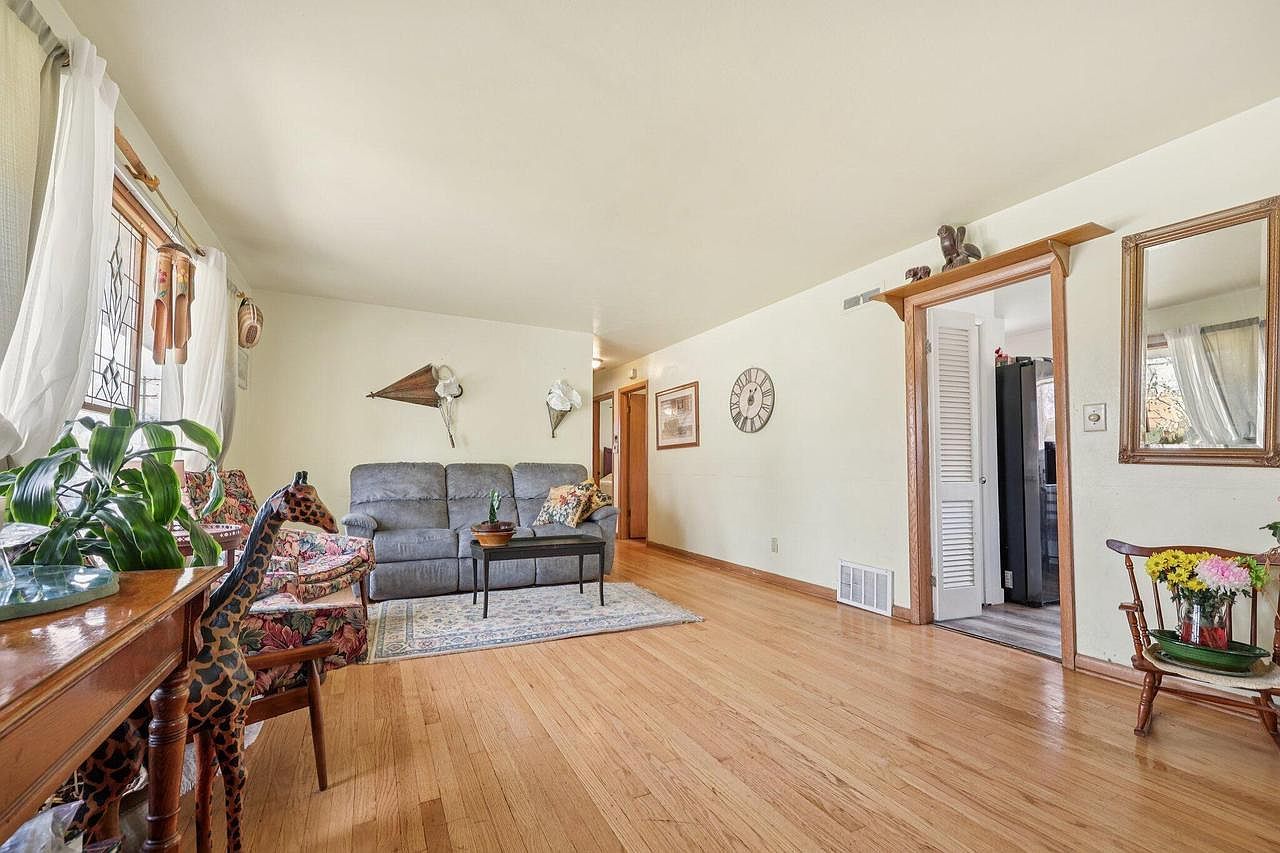 3559 S Sunset Dr Milwaukee, WI 53220 - Thumbnail 5