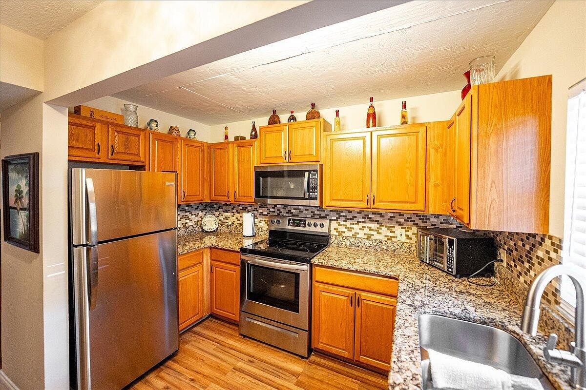 605 Ixoria Ave APT 6 Fort Pierce, FL 34982 - Thumbnail 5