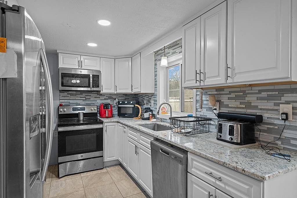 137 Dickens St Warwick, RI 02886 - Thumbnail 5