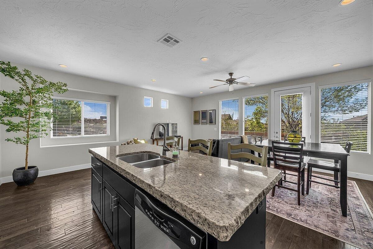 4222 E Torrey Pines Dr Washington, UT 84780 - Thumbnail 5