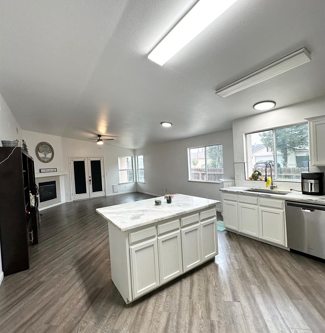 5574 W Pine Ave Fresno, CA 93722 - Thumbnail 5