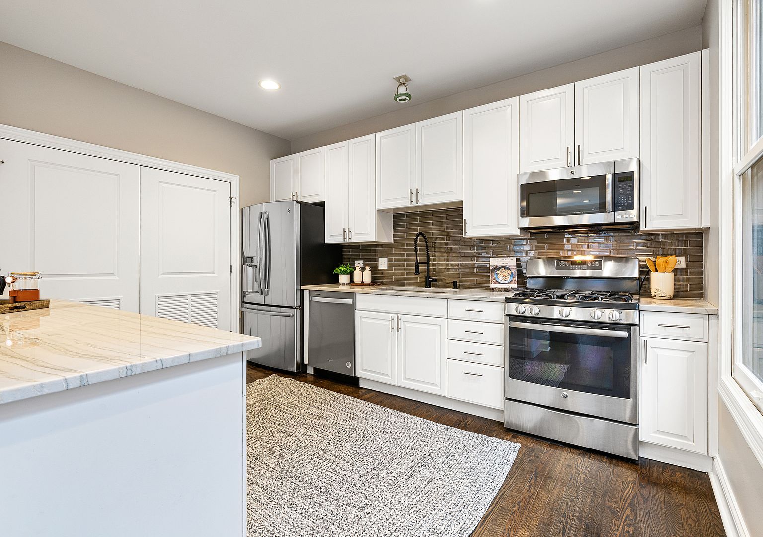 1954 N Seminary Ave Chicago, IL 60614 - Thumbnail 5