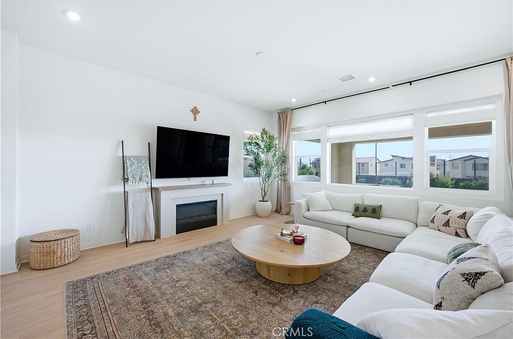 15957 Butterfly Dr Fontana, CA 92336 - Thumbnail 5