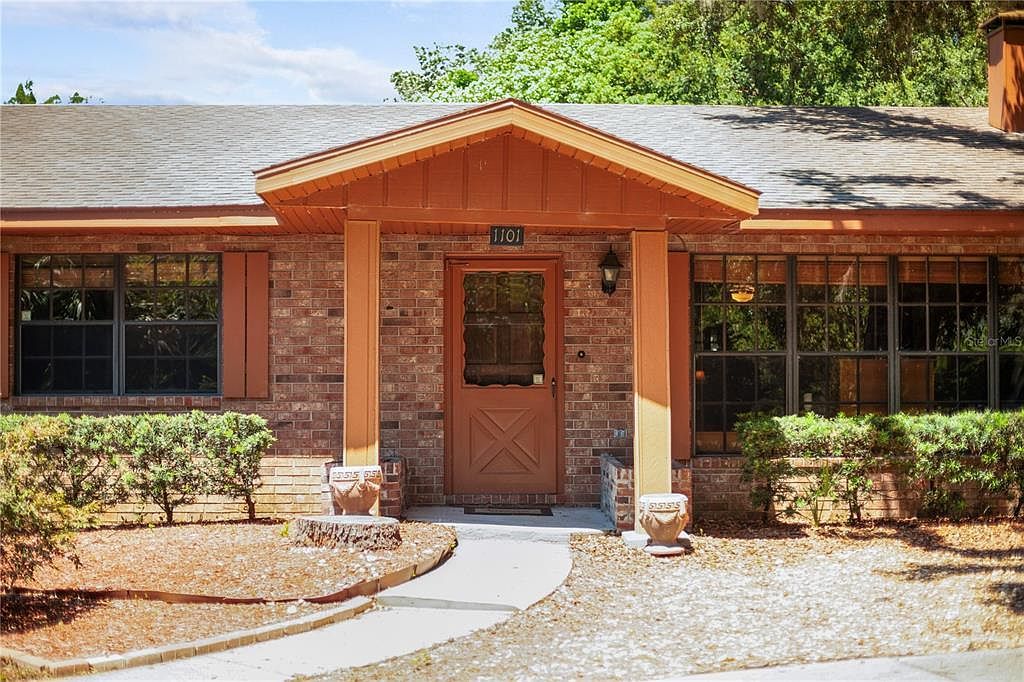 1101 N Valencia Ave Howey In The Hills, FL 34737 - Thumbnail 5