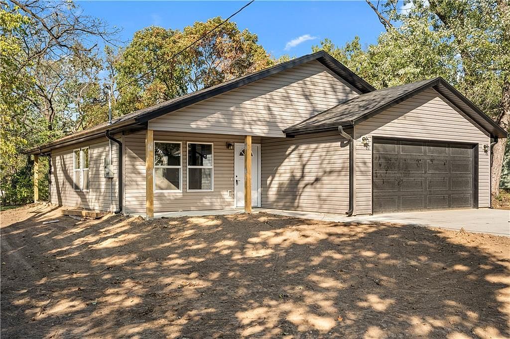 520 W Hunter St Nevada, MO 64772 - Thumbnail 5