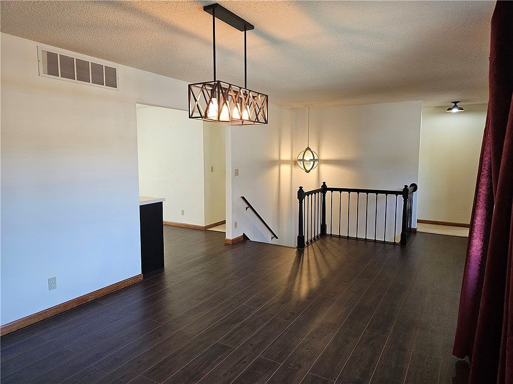 2139 Douglas St Charleston, IL 61920 - Thumbnail 5