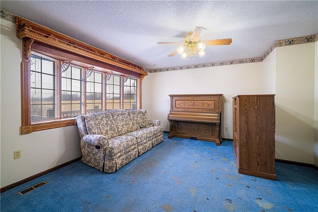 1402 SE Moore Rd Saint Joseph, MO 64504 - Thumbnail 5