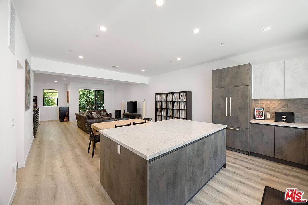 4724 N Village Court Ln Valley Village, CA 91607 - Thumbnail 5