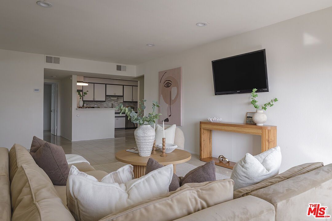 4829 Whitsett Ave APT 301 Valley Village, CA 91607 - Thumbnail 5