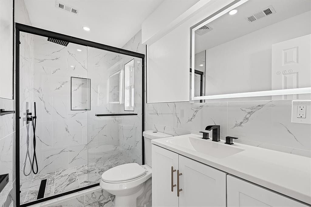 3535 Village Green Dr Sarasota, FL 34239 - Thumbnail 5