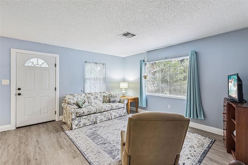 690 E Jackson Ave Mount Dora, FL 32757 - Thumbnail 5