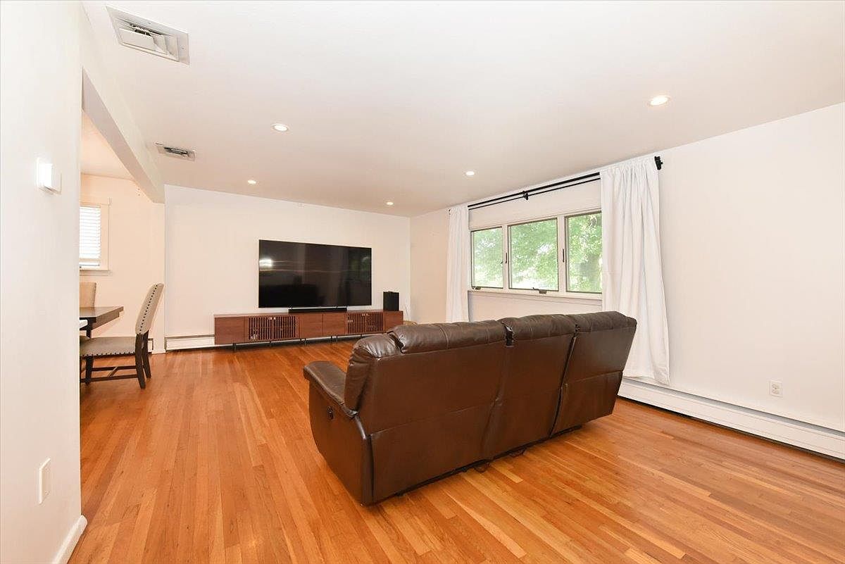 18 Cumberland St Rockville Centre, NY 11570 - Thumbnail 5