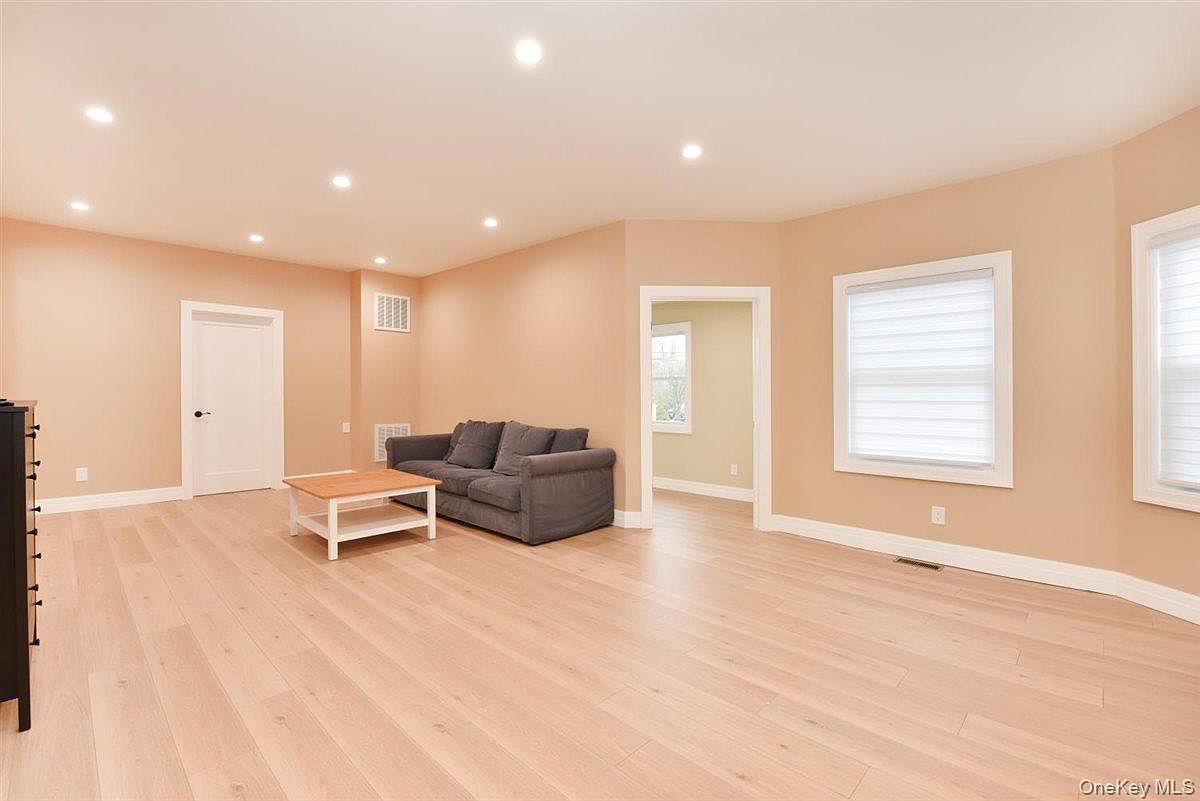 115 N Bergen Pl Freeport, NY 11520 - Thumbnail 5