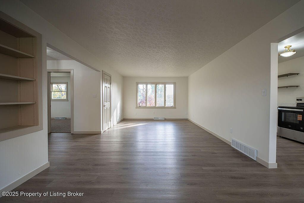 741 Empire Rd Dickinson, ND 58601 - Thumbnail 5