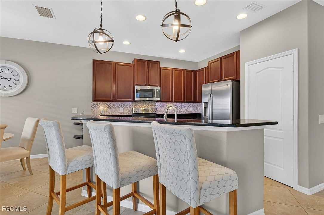 2502 Blackburn Cir Cape Coral, FL 33991 - Thumbnail 5