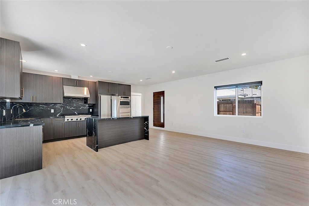 8127 Radford Ave North Hollywood, CA 91605 - Thumbnail 5