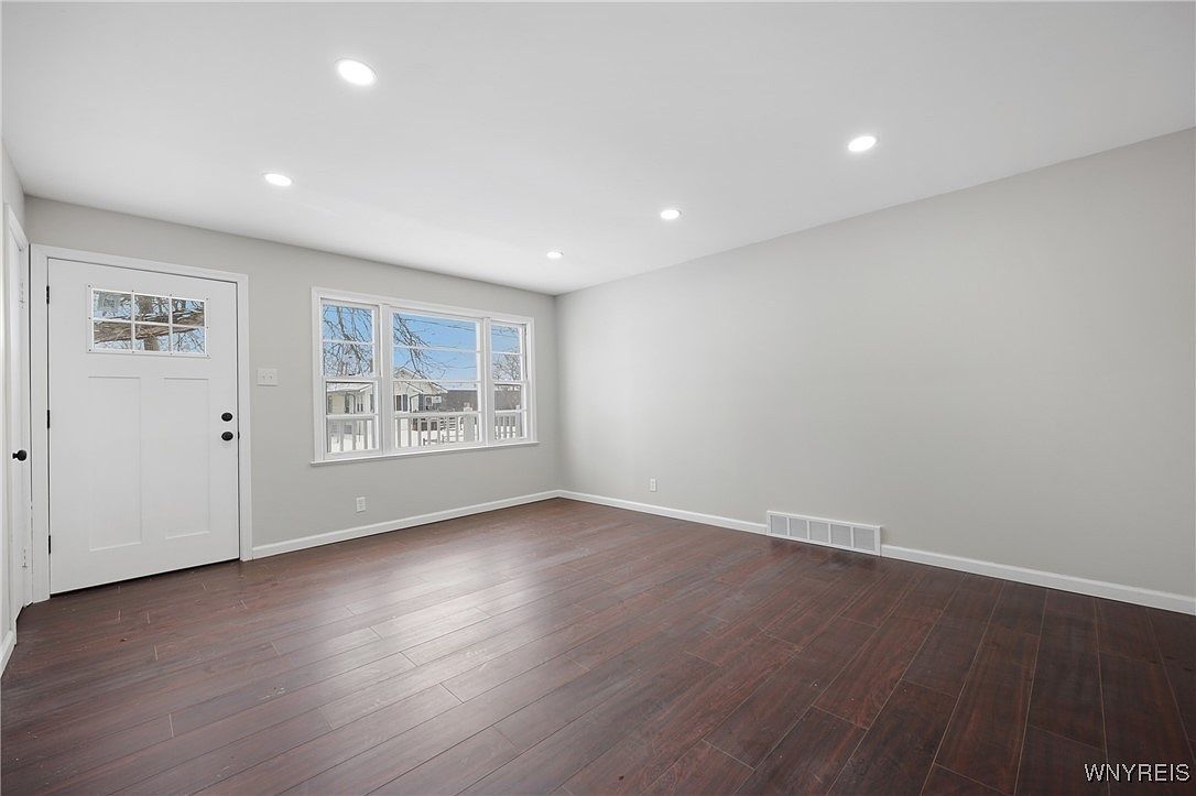 657 72nd St Niagara Falls, NY 14304 - Thumbnail 5