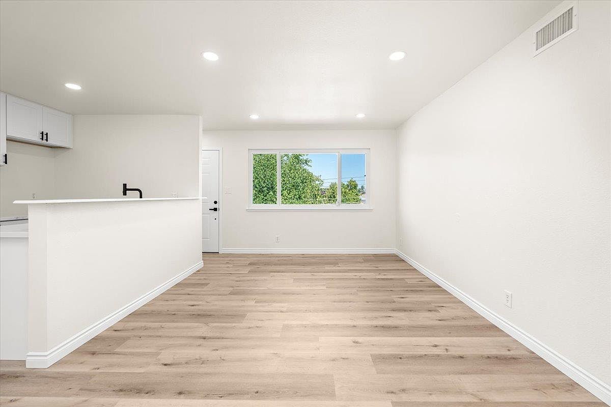 4521 Greenholme Dr APT 4 Sacramento, CA 95842 - Thumbnail 5