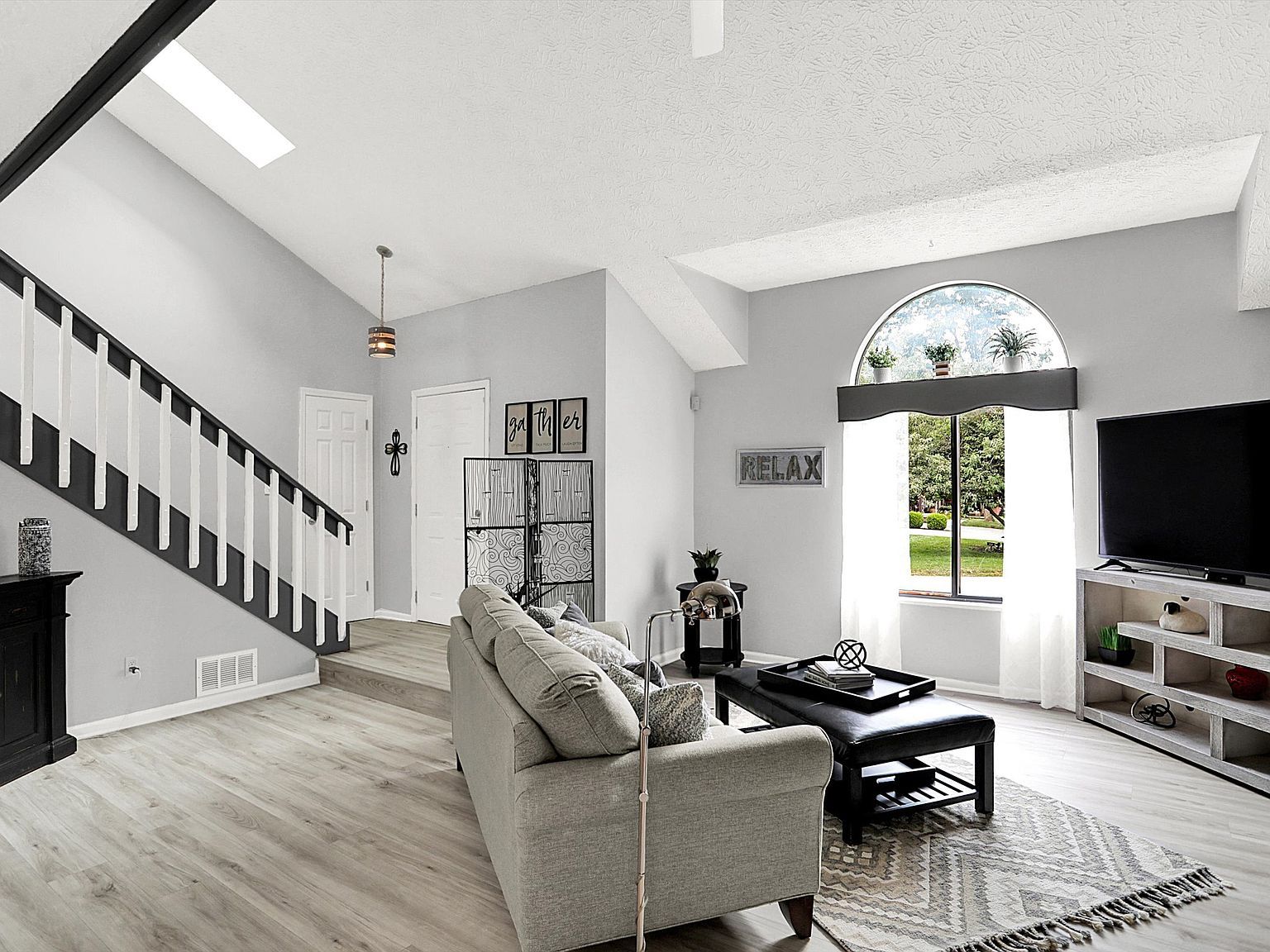 9394 Golden Leaf Way Indianapolis, IN 46260 - Thumbnail 5