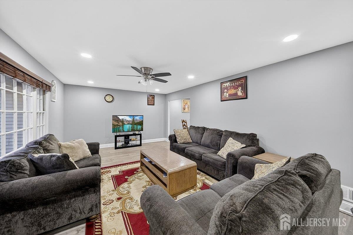 269 Rosewood Ln Port Reading, NJ 07064 - Thumbnail 5