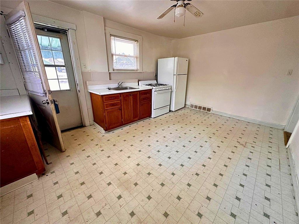 900 Vankirk St Clairton, PA 15025 - Thumbnail 5