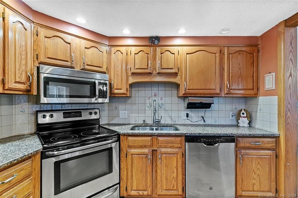 6 Norman Rd Hamden, CT 06514 - Thumbnail 5