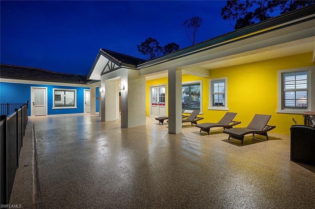 2401 Coach House Ln Naples, FL 34105 - Thumbnail 5