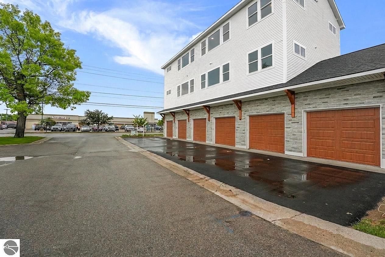 1109 S Carver St #2 Traverse City, MI 49686 - Thumbnail 5