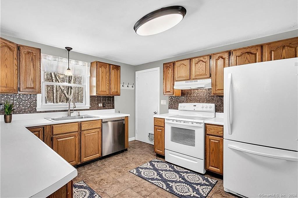 28 Linsal St Windsor Locks, CT 06096 - Thumbnail 5