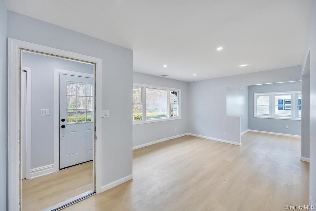 207 August Rd North Babylon, NY 11703 - Thumbnail 5