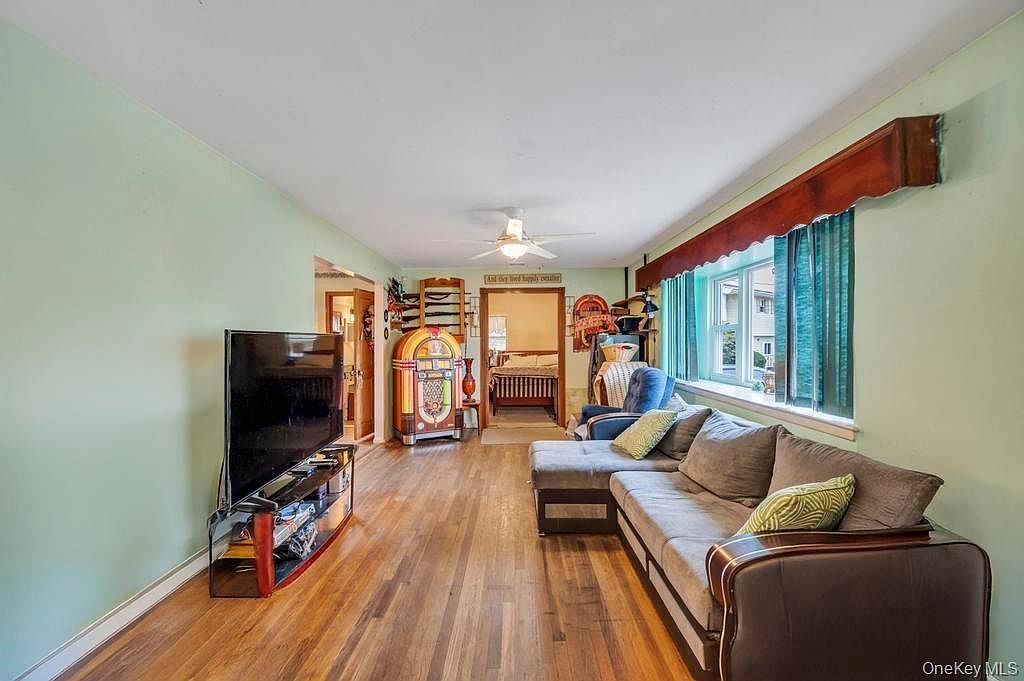 14 Urn Ct Brentwood, NY 11717 - Thumbnail 5