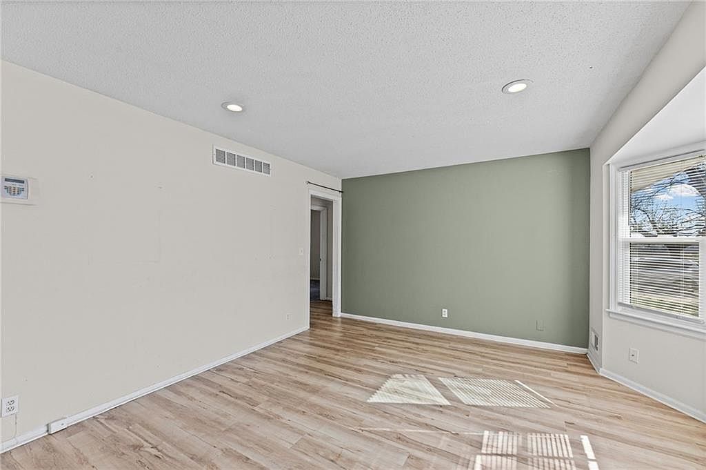 10209 Hillcrest Rd Kansas City, MO 64134 - Thumbnail 5