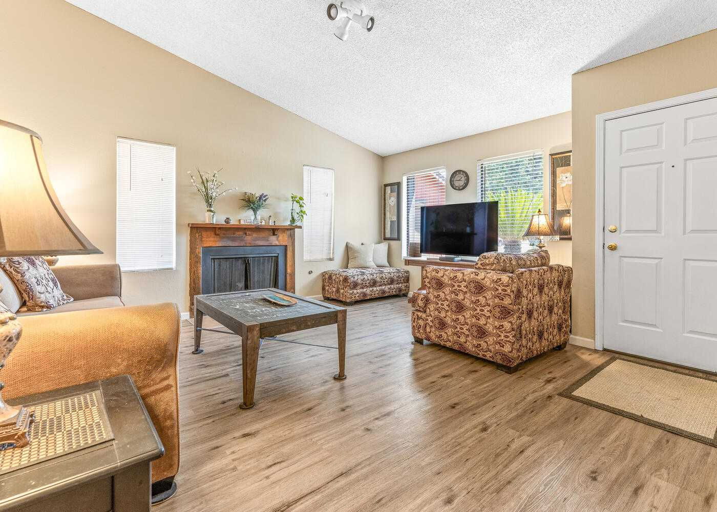 910 East Oakridge Avenue, Visalia, CA, USA, 93292 - Thumbnail 5