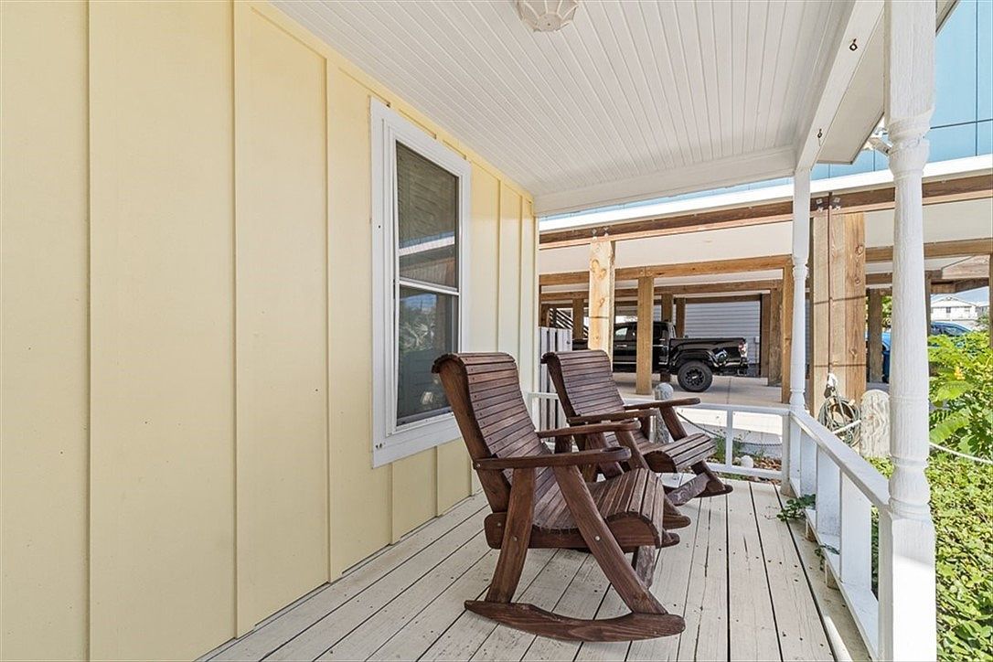 201 E Oaks Ave Port Aransas, TX 78373 - Thumbnail 5