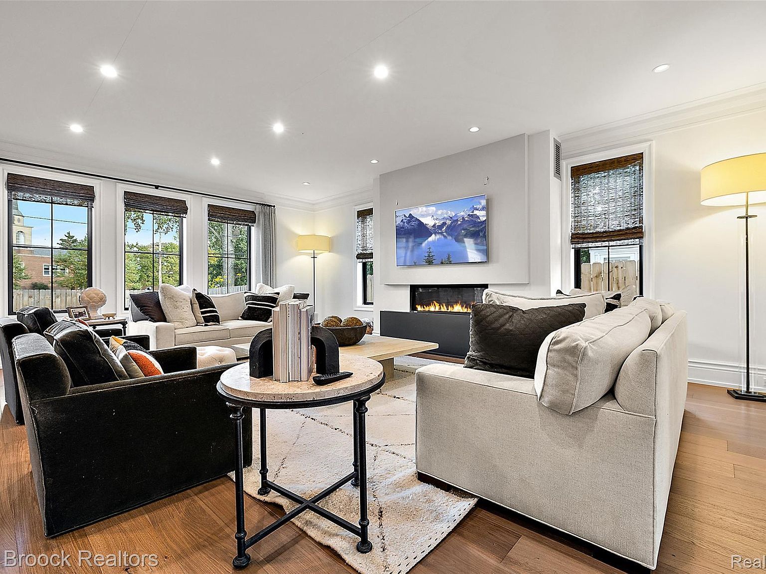 2438 Evergreen Dr Royal Oak, MI 48073 - Thumbnail 5