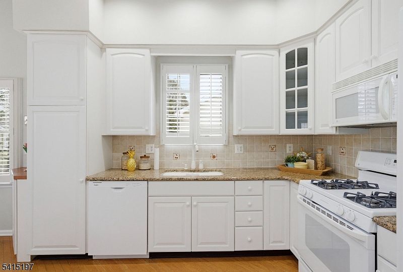 27 Chandler Ct Monroe Township, NJ 08831 - Thumbnail 5