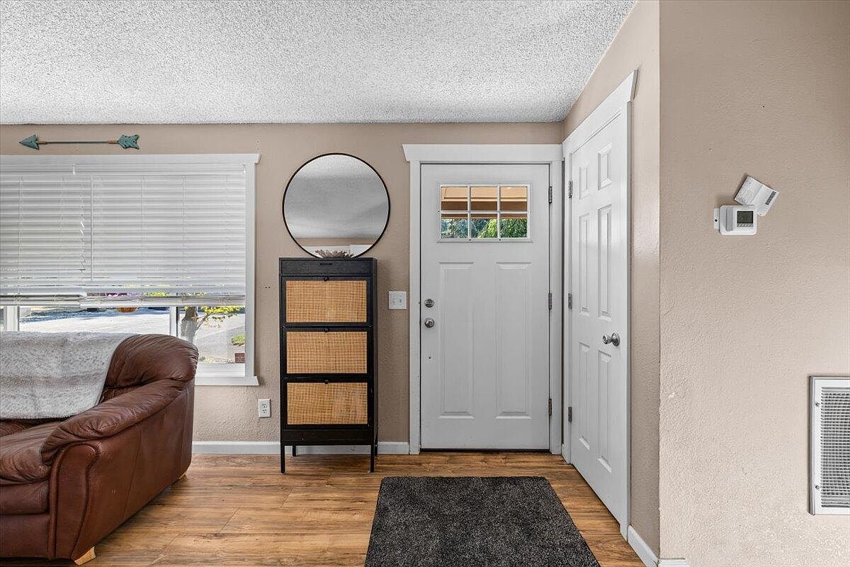 1924 Crestbrook Rd Medford, OR 97504 - Thumbnail 5