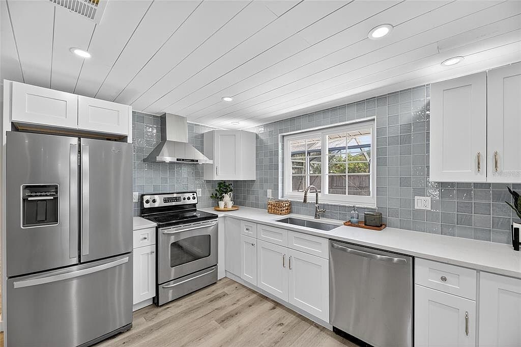 635 Jamaica Cir E Apollo Beach, FL 33572 - Thumbnail 5