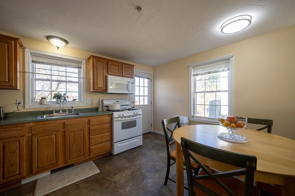 1017 Middlesex St Unit 5 Lowell, MA 01851 - Thumbnail 5