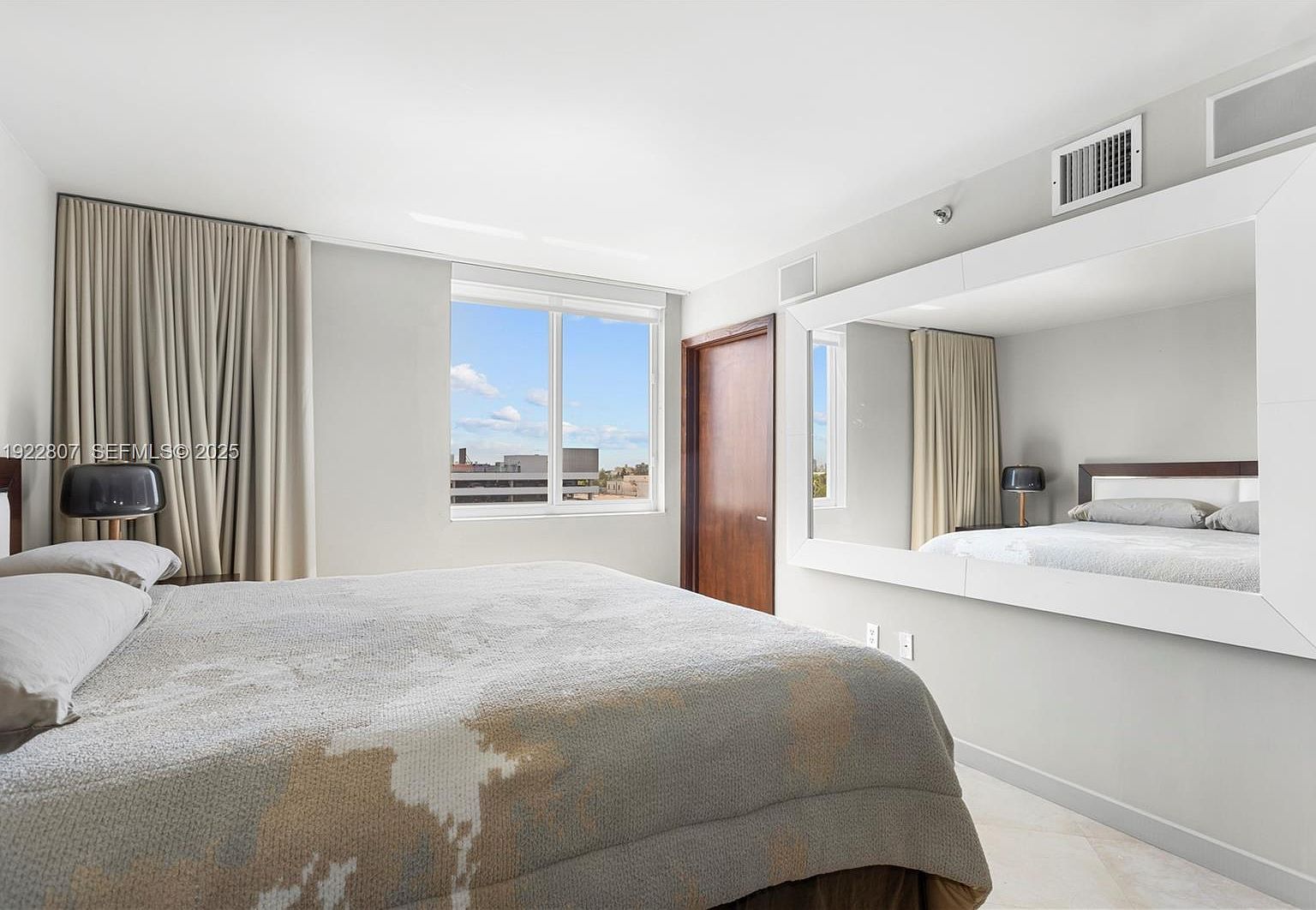 1621 Bay Rd APT 807 Miami Beach, FL 33139 - Thumbnail 5