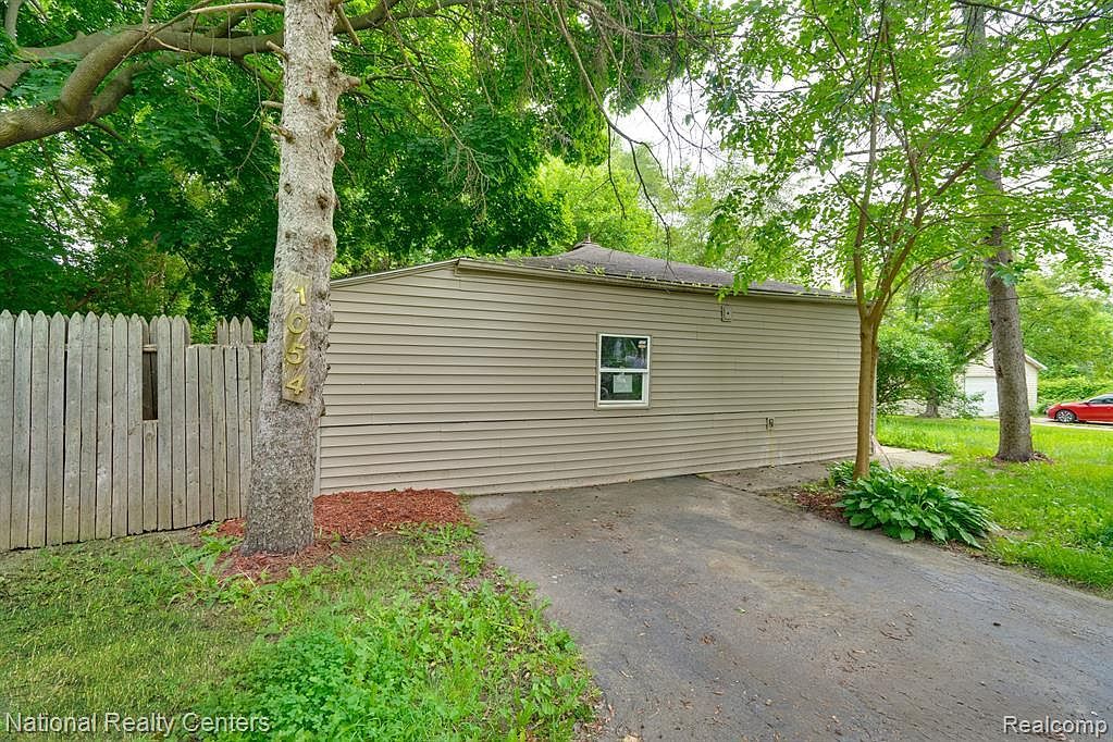 1054 Mandeville St Burton, MI 48529 - Thumbnail 5