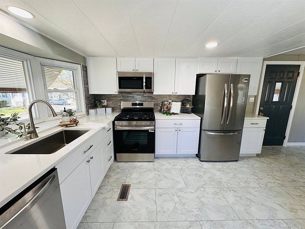 11 Lamplighter Ln Springfield, MA 01119 - Thumbnail 5