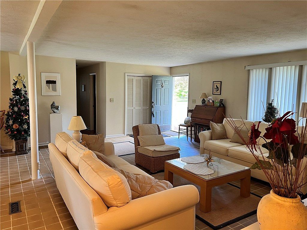 19 E Greenville Dr Greenville, PA 16125 - Thumbnail 5