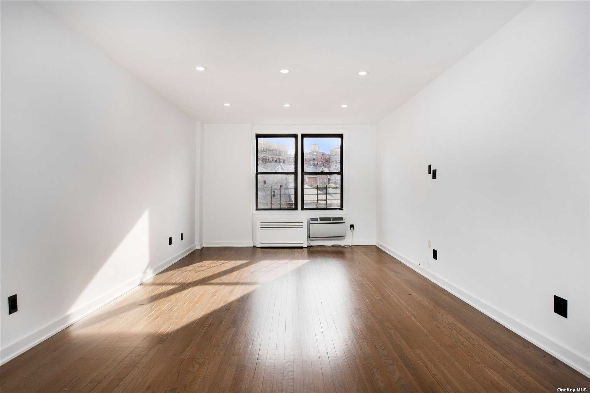 35-20 Leverich Street, Jackson Heights, NY, USA, 11372 - Thumbnail 5