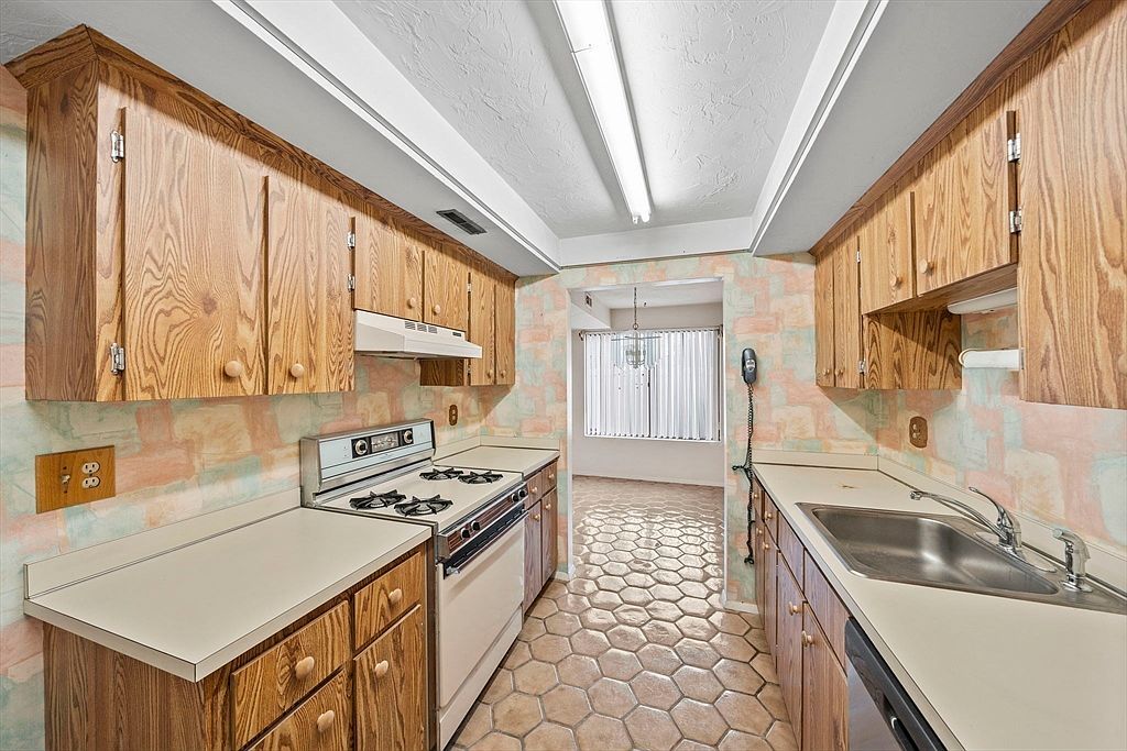 9 Greenbrook Dr Unit 9 Stoughton, MA 02072 - Thumbnail 5