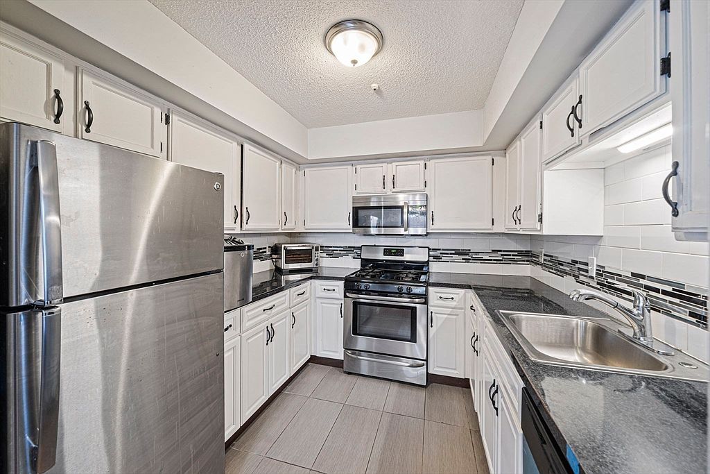 45 Meadowood Dr Unit 45 Stoughton, MA 02072 - Thumbnail 5