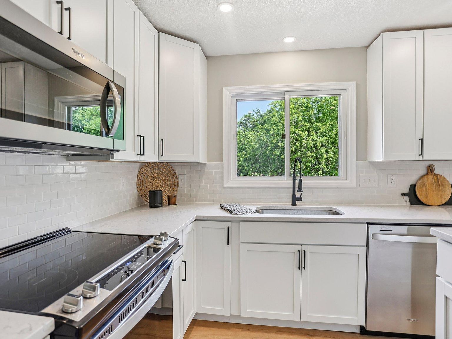 188 River Woods Ln Burnsville, MN 55337 - Thumbnail 5