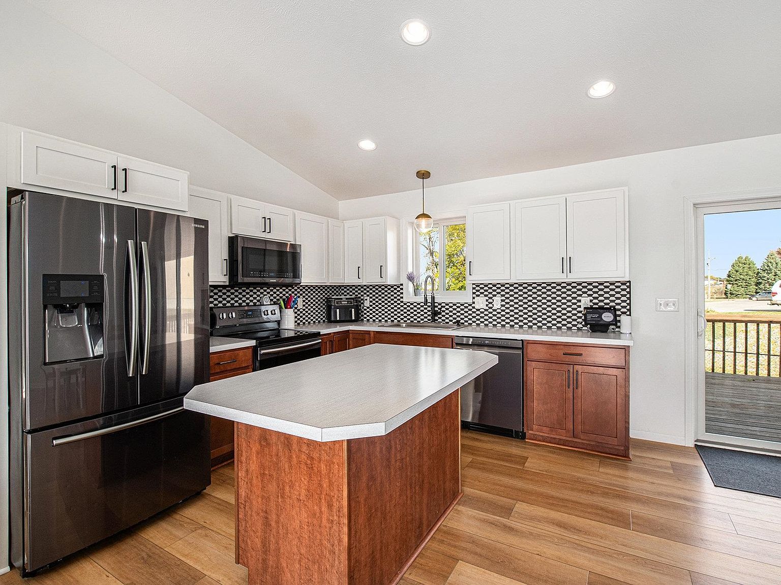 208 Cole Dr Yankton, SD 57078 - Thumbnail 5