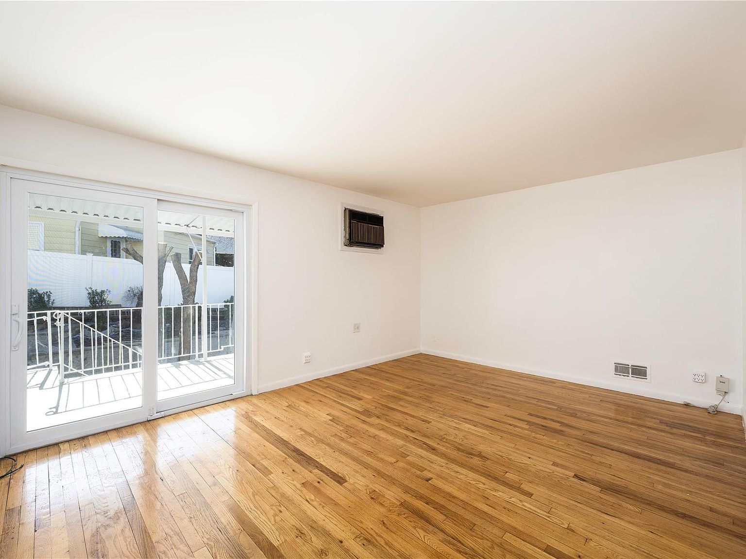 34 Lockwood Ave Yonkers, NY 10701 - Thumbnail 5